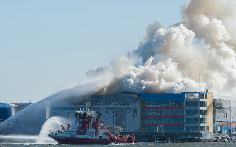 خاموش کردن حریق توسط کشتی آتش نشانی